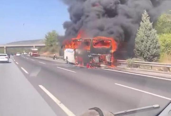 Otoyolda yolcu otobüsü alev alev yandı