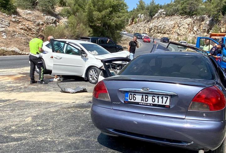 Otomobiller çarpıştı: 8 yaralı
