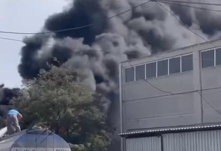İzmir'de lastik deposunda yangın