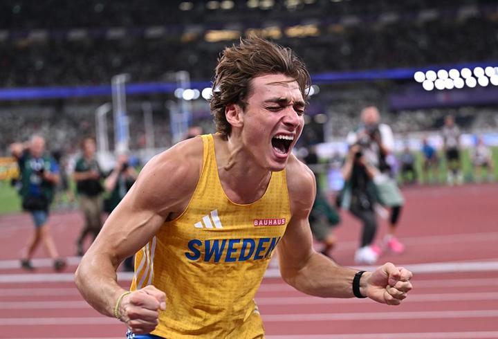 Armand Duplantis, dünya rekorunu 1 santimetre daha geliştirdi