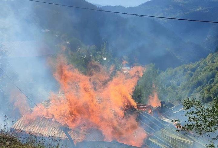 Artvin'de tek katlı ev yangında küle döndü