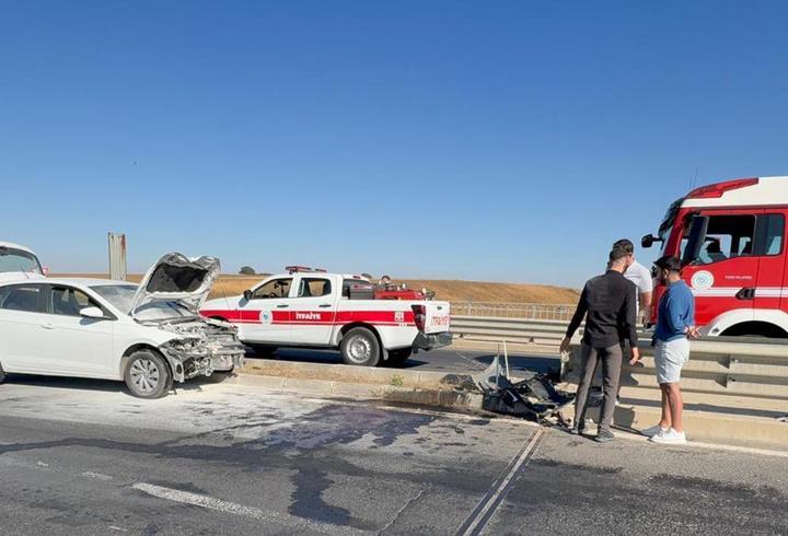  Bariyere çarpan otomobil alev aldı