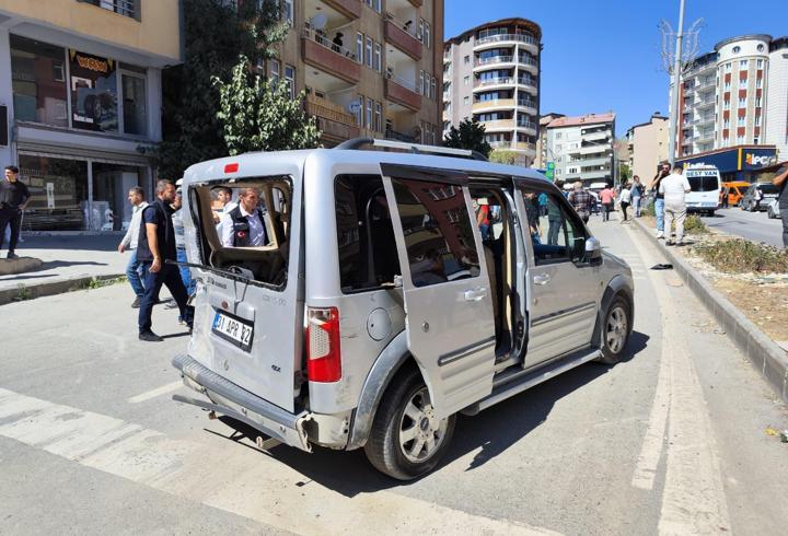Freni boşalan çekici, 5 araca çarptı; 3 yaralı
