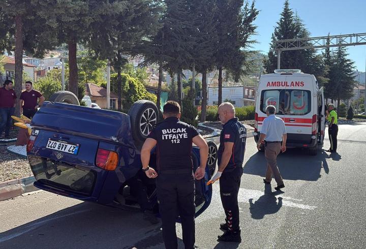 Refüje çarpan otomobil takla attı
