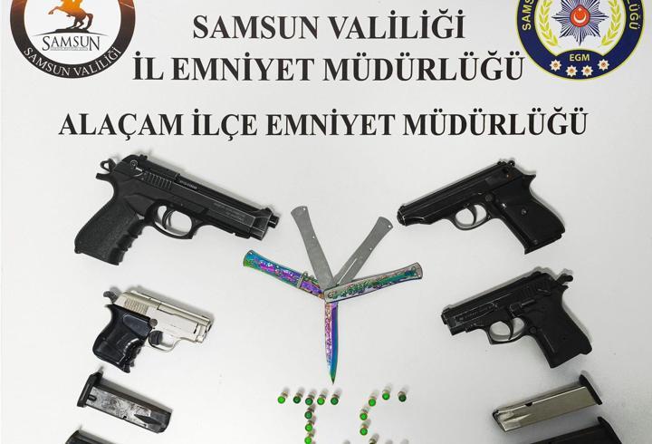 Samsun'da evinde ruhsatsız 4 tabanca bulunan zanlı yakalandı