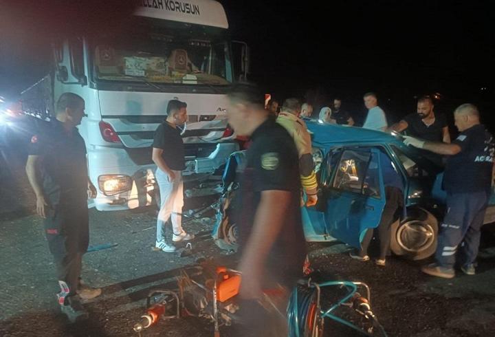 TIR ile otomobil çarpıştı: 3 ölü