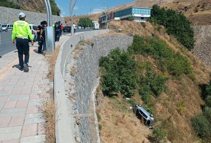 Otomobil uçuruma yuvarlandı: 2 yaralı