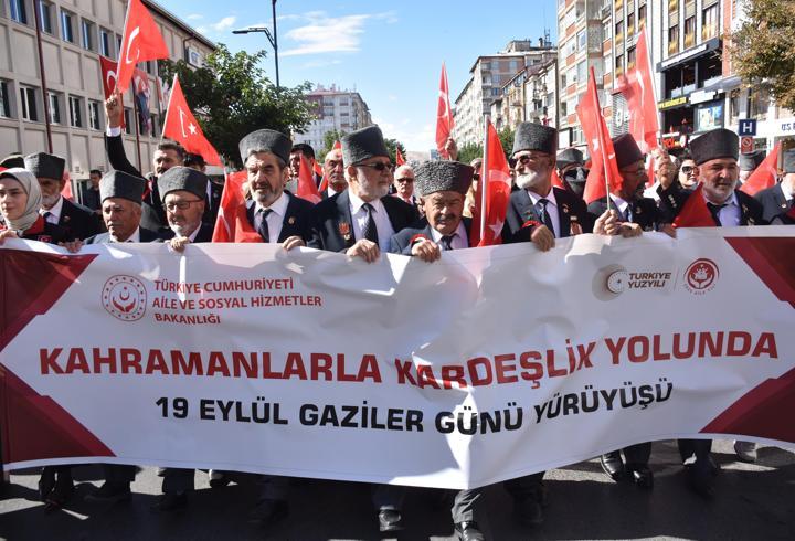 Sivas'ta Gaziler Günü yürüyüşü