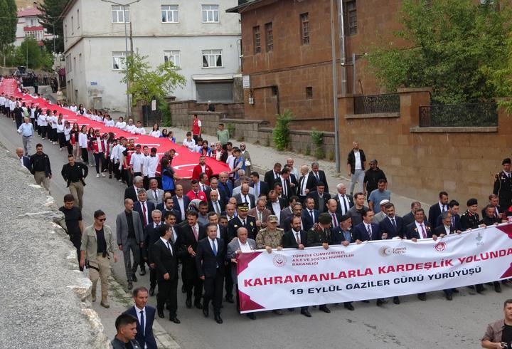 Bitlis’te Gaziler Günü yürüyüşü
