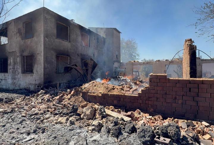 Antalya'da çalılık alanda çıkan yangın evlere sıçradı