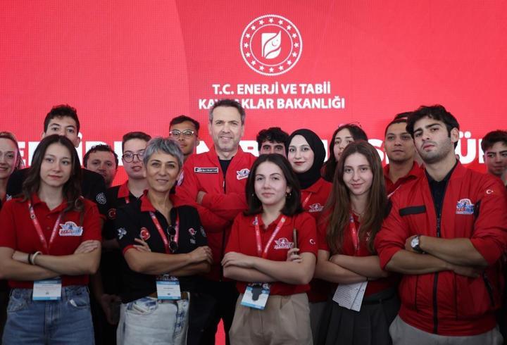 Bakan Bayraktar’dan TEKNOFEST’te gençlere çağrı: Türkiye’nin aydınlık geleceği sizsiniz