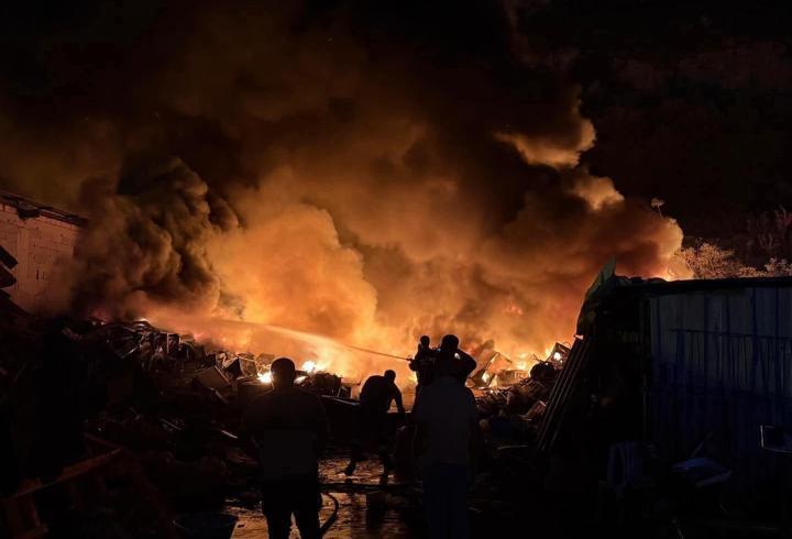 Hatay'da hurdalıktaki yangın, ağaçları yaktı