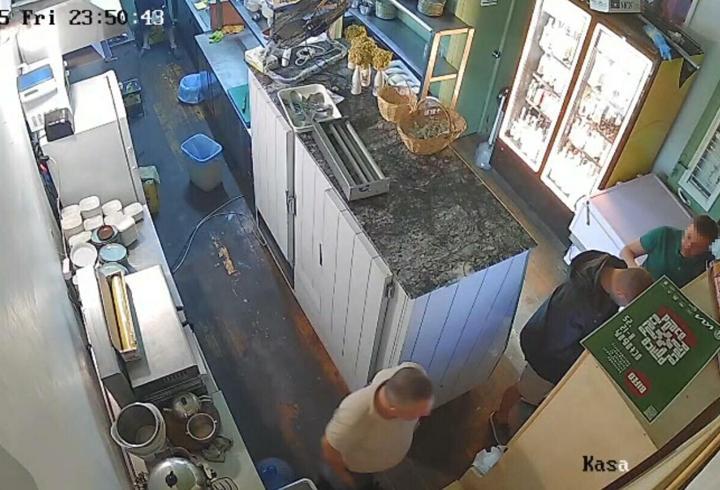 2 arkadaş, restoranda hesabı ödemeden kaçtı; o anlar kamerada
