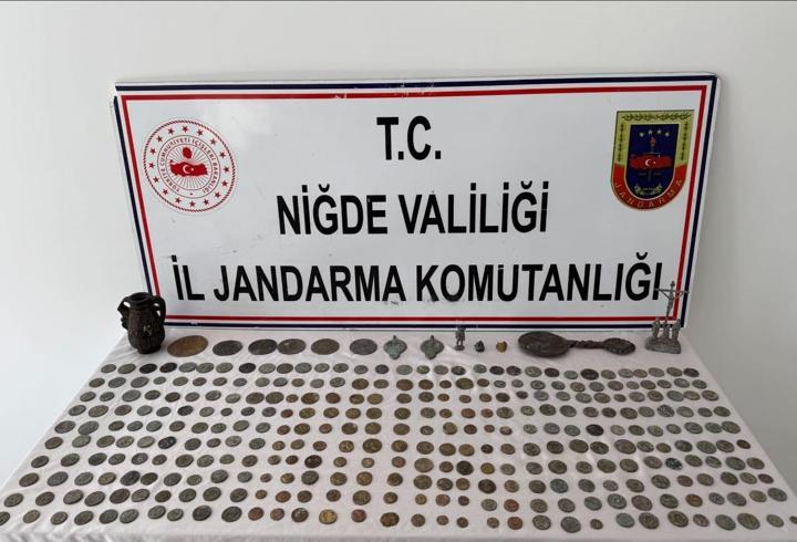 Niğde'de otogarda 334 parça tarihi eser ele geçirildi