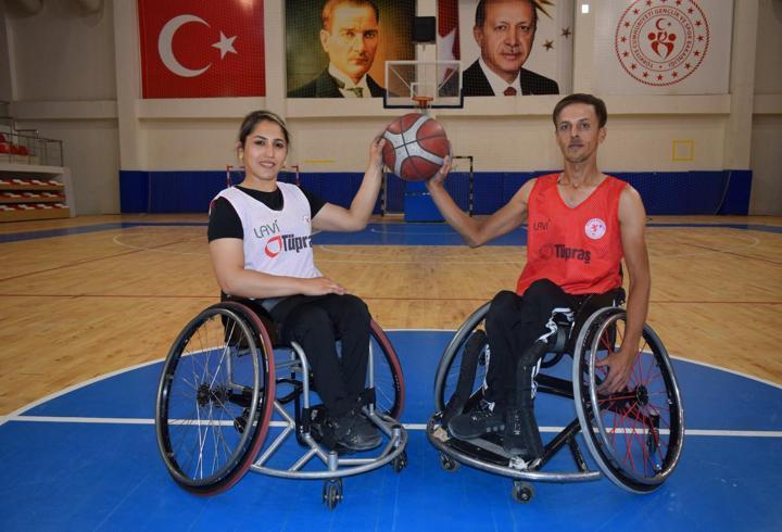 Tekerlekli sandalyede başlayan aşkları, evlilikle taçlandı