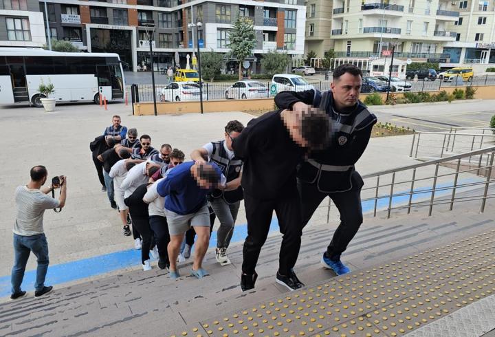 Şehit ailesini dolandıran 11 şüpheli adliyede