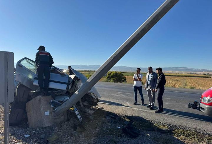 Otomobil refüjdeki direğe çarptı: 2 yaralı 