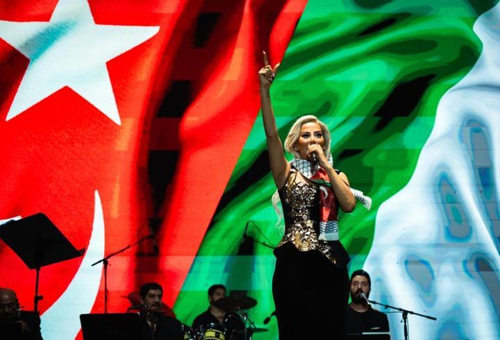 Şarkıcı Maral, Bingöl'de sahneye çıktı