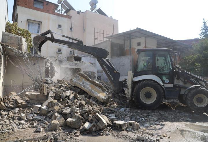Akdeniz’de metruk bina yıkıldı