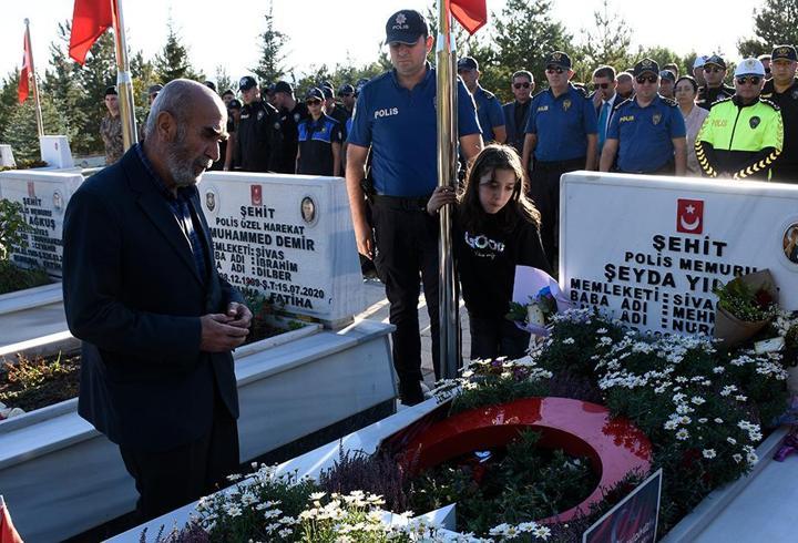 Şehit polis Şeyda Yılmaz, kabri başında anıldı