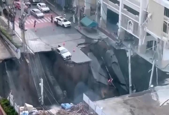 Tayland'da şok görüntü: Dev çukur trafiği yuttu!