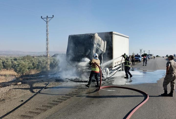 Hatay’da seyir halindeki TIR’da yangın çıktı