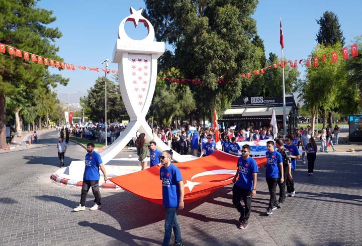Ege Üniversitesi yeni öğrencilerine şenlikle 'Merhaba' dedi