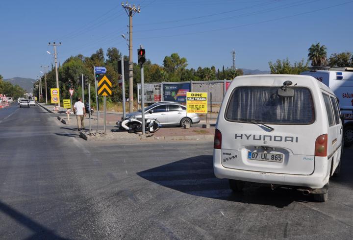 Minibüsle çarpışan motosikletli yaralandı