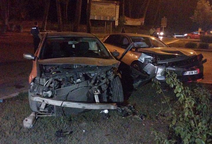 Otomobiller çarpıştı: 5 yaralı