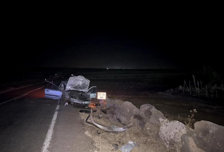 Şanlıurfa'da devrilen otomobildeki 2 kişi yaralandı