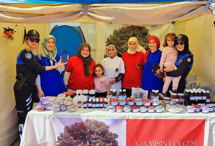 Kırşehir'de polis ekipleri, kadınlara KADES'i tanıttı