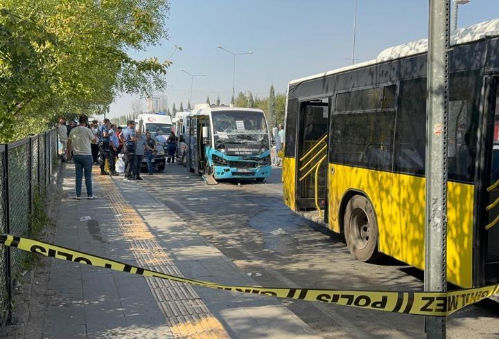 Minibüs, duraktaki otobüse çarptı: 15 yaralı