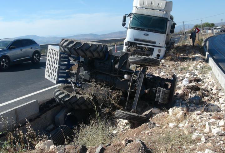 Kilis'te mikser traktöre çarptı; 1 yaralı