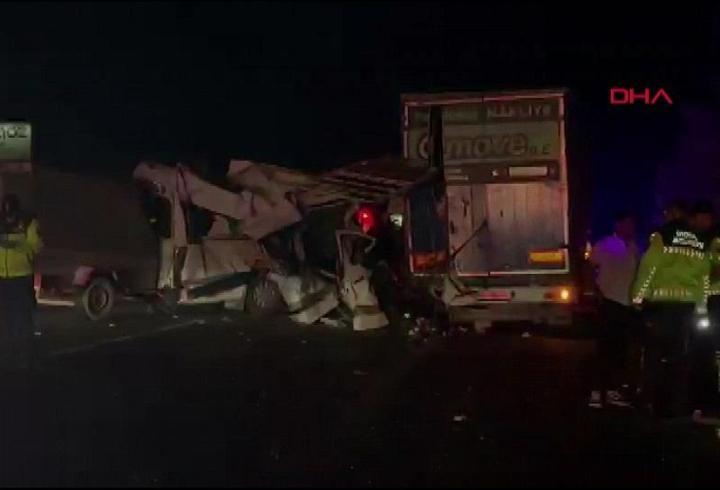 Tarım işçisi servisi TIR'a çarptı: 3 ölü