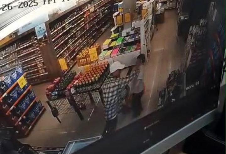 Markette otizmli çocuğa vurup düşürdü; o anlar kamerada
