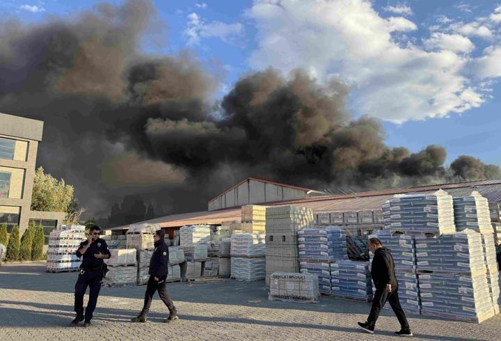 Erzurum’da boya üretim tesisinde yangın: Müdahale sürüyor