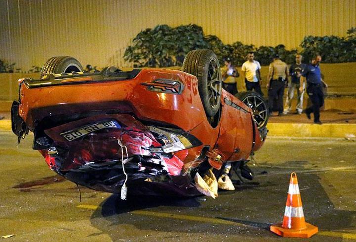 Hatay'da otomobil yayaların arasına daldı: 3 ölü