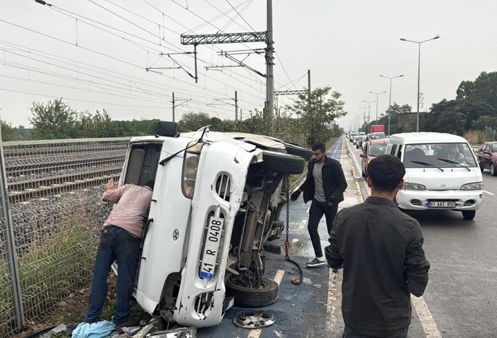 Kocaeli'de devrilen panelvanın sürücüsü yaralandı