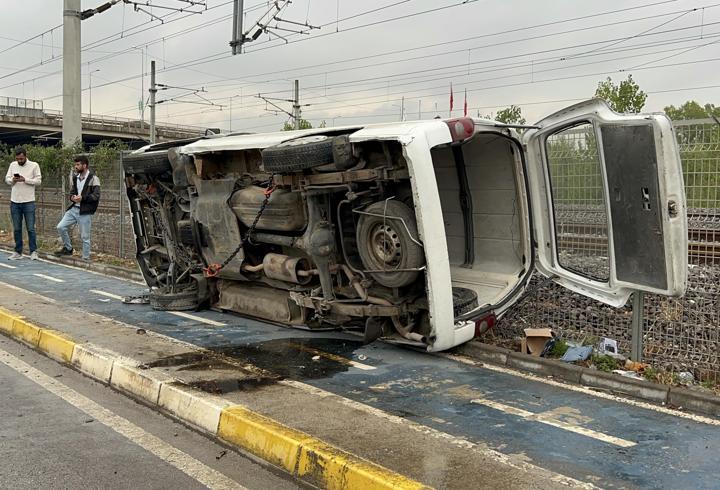 Devrilen panelvanın sürücüsü yaralandı