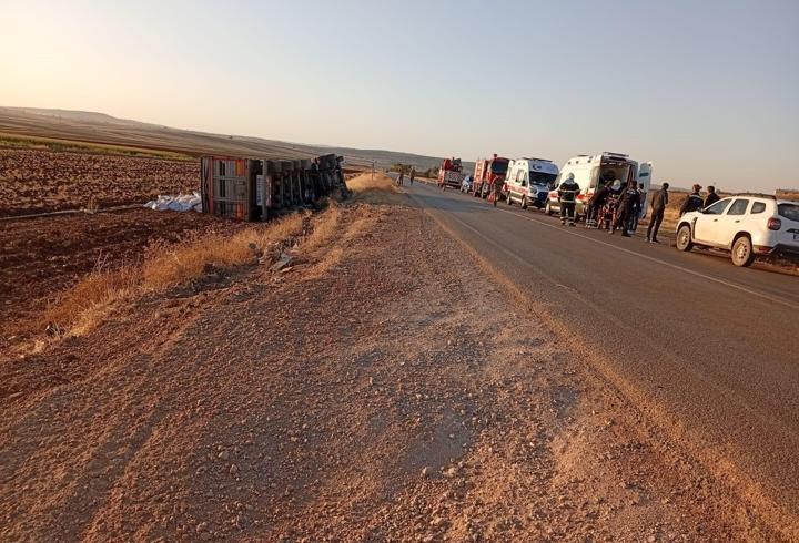 Mardin’de devrilen TIR’ın şoförü yaralandı