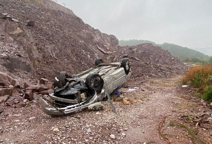 Şarampole devrilen otomobilin sürücüsü ağır yaralandı