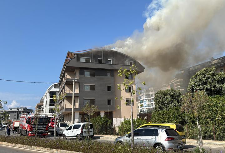 Çatı katındaki yangın büyümeden söndürüldü
