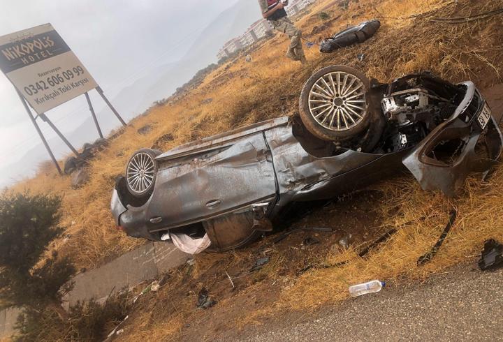 Gaziantep'te çarpışan otomobillerdeki 3 kişi yaralandı