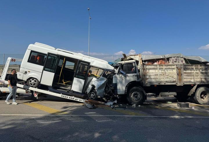 Minibüs ile kamyon kafa kafaya çarpıştı: 2 yaralı