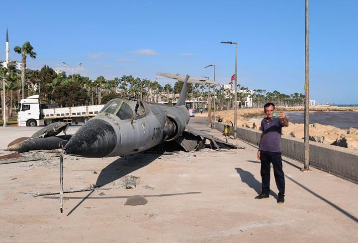 Mersin'de sergilenen 'uçan tabut' kaldırıldı