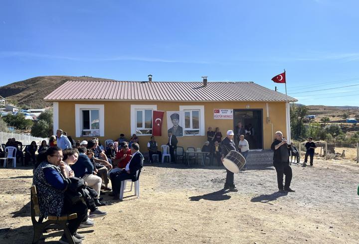 Eski okul binasını 'el birliği' ile restore edip, sosyal alana dönüştürdüler