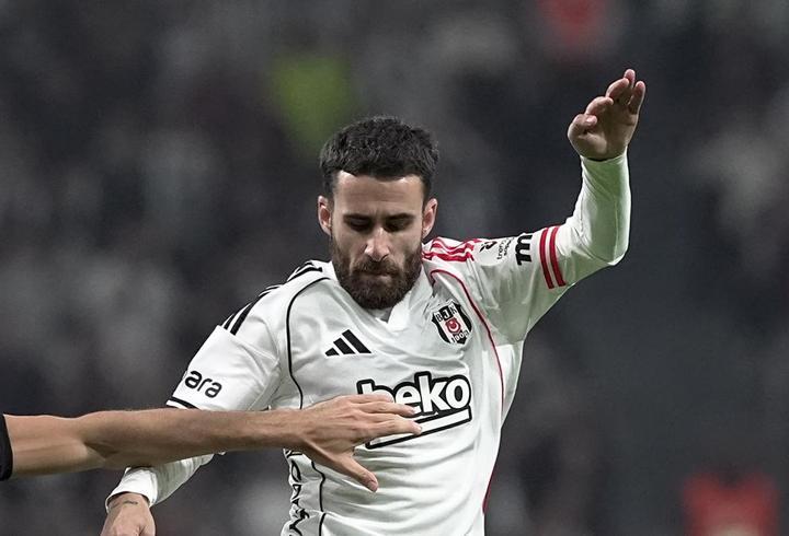 İspanya Türkiye milli maç öncesi heyecan giderek artıyor. 2026 FIFA Dünya Kupası Elemeleri kapsamında oynanacak bu kritik karşılaşma, grup sıralaması ve moral açısından büyük önem taşıyor. A Milli Takım, önceki maçta yaşadığı hayal kırıklığını geride bırakıp sahada yeni bir başarı hikâyesi yazmayı hedefliyor. Vincenzo Montella yönetimindeki kadro, zorlu deplasmanda güçlü rakibine karşı sürpriz bir sonuç almak için yoğun hazırlıklarını sürdürüyor. Futbolseverler ise bu dev mücadelede nasıl bir pe