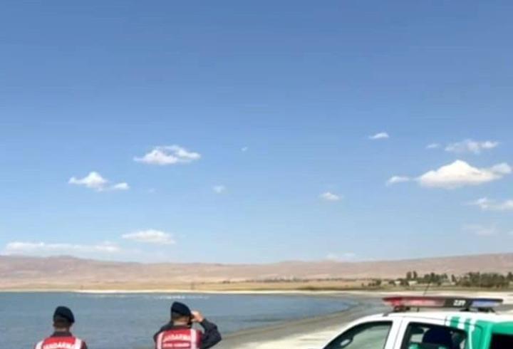 Van'da jandarma flamingo nöbetinde