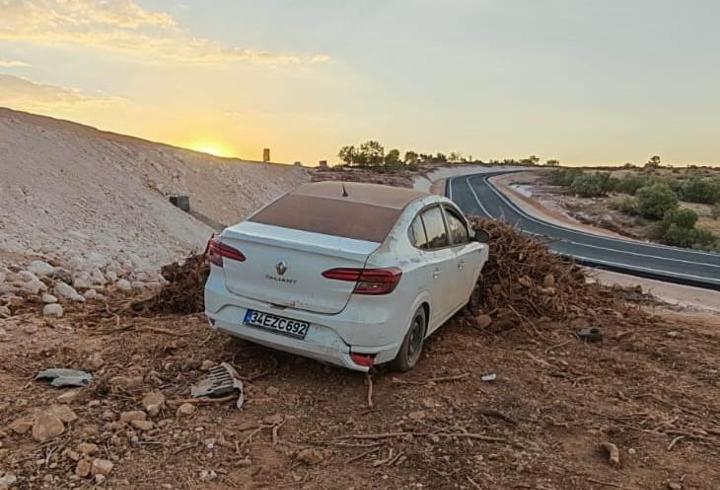 Mardin’de otomobil şarampole devrildi