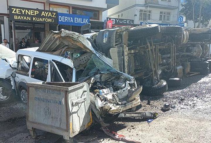 Freni arızalanan kamyon 15 araca çarptı